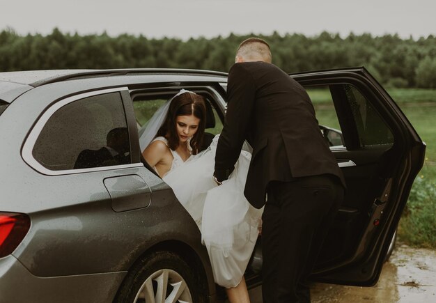 写真 新郎は新婦を車から降ろす