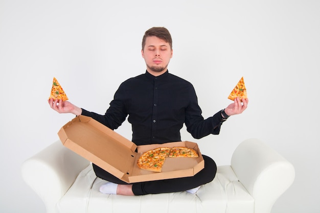 写真 男は黄色い空間でピザを食べて微笑む。