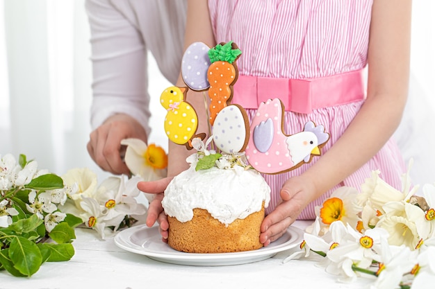 写真 お祝いのケーキを飾る過程で女の子と母親の手。