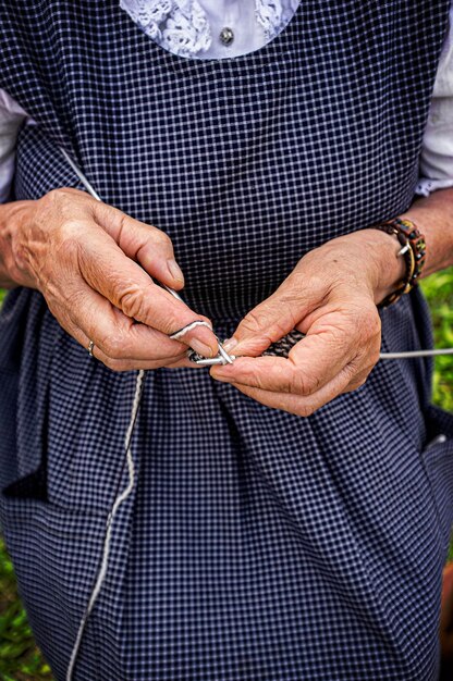 写真 編み物をする年配の女性の手