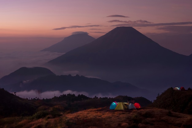 写真 山の頂上にキャンプしたハイカーのテント