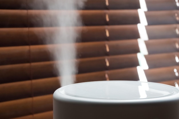 写真 加湿器は部屋の空気を加湿します。スマートホームのコンセプト