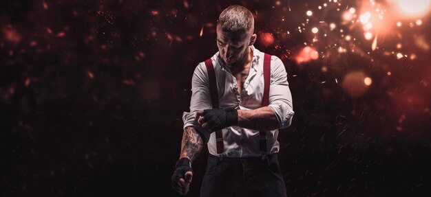 白いシャツと赤いサスペンダーで袖口をまっすぐにする残忍な男の画像。総合格闘技。拳の戦いの概念。ミクストメディア