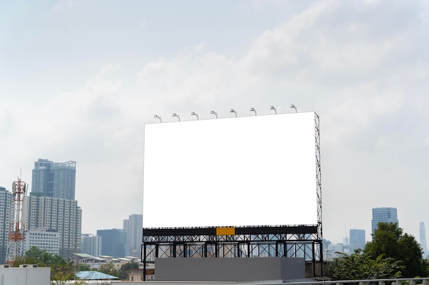 Фото На изображении показан большой пустой рекламный щит посреди городского пейзажа на заднем плане видны высокие здания и движение