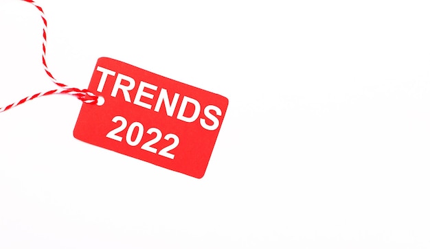 Надпись trends 2022 на красном ценнике на светлом фоне. рекламная концепция. копировать пространство