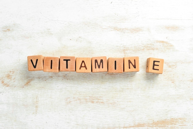 사진 비문 vitamin e는 나무 큐브로 배치되어 있습니다. 평면도