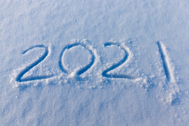 写真 2021年末の冬季と2022年の始まりの新年の碑文、冬の雪の上の2022年の新年の碑文