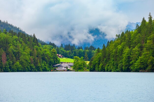 Фото konigssee - естественное озеро в юго-восточном округе berchtesgadener land штата бавария в германии