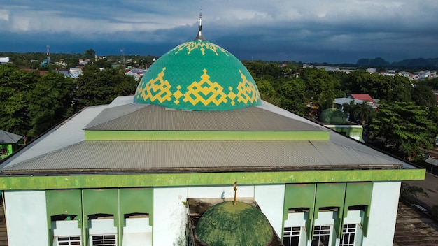 写真 パンケプ・インドネシアの大モスクのランドマークと広大な敷地の都市環境