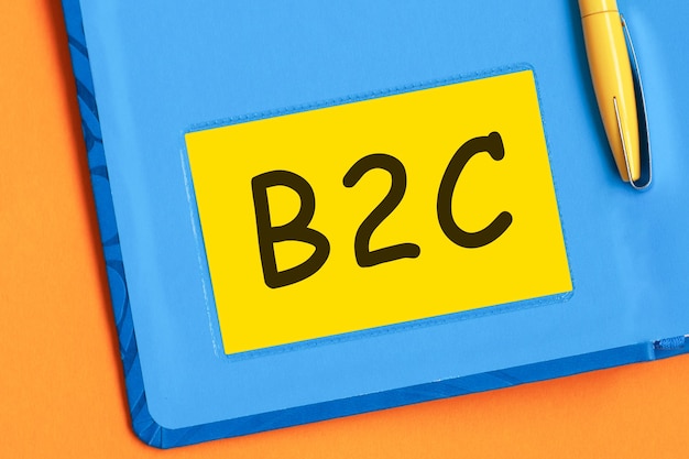 Фото Буквы b2c написаны черными буквами на желтой бумаге для заметок.