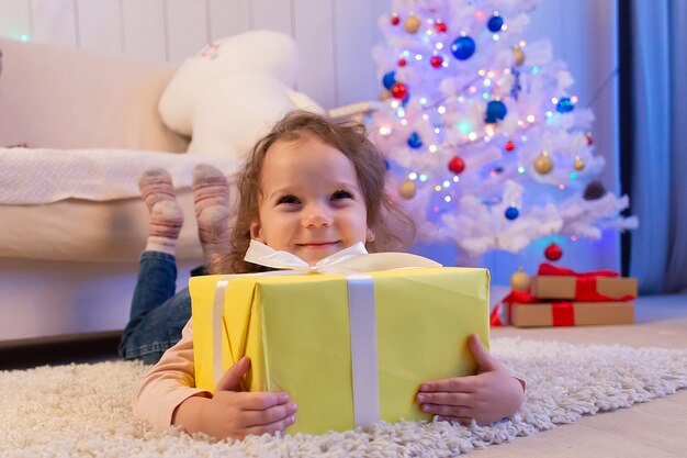 Маленькая девочка с подарком, рождество