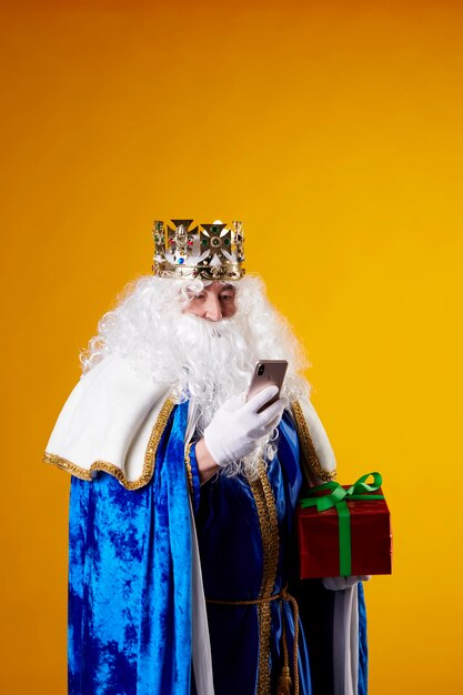 The Magician King met behulp van een mobiele telefoon op gele achtergrond