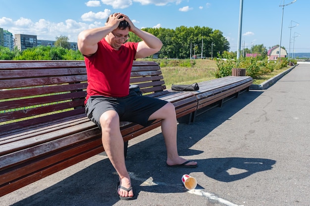 写真 その男は,こぼれたコーヒーのために,怒って頭を握った.