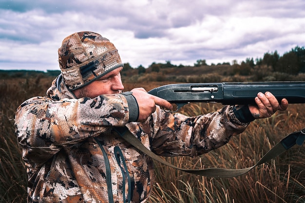 写真 男は狩猟狩猟ライフルハンター男狩猟期間男性銃をクローズアップ