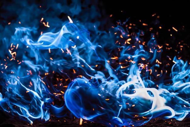 Фото Завораживающие голубые пламя танцевали грациозно на темном фоне.