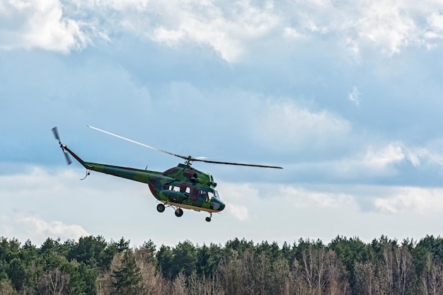 Фото Вертолет ми-2 совершает контрольный полет над лесным поясом.