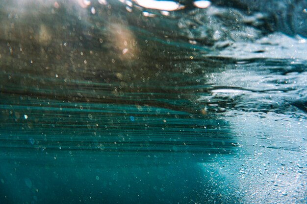 写真 水中から見た波の動き