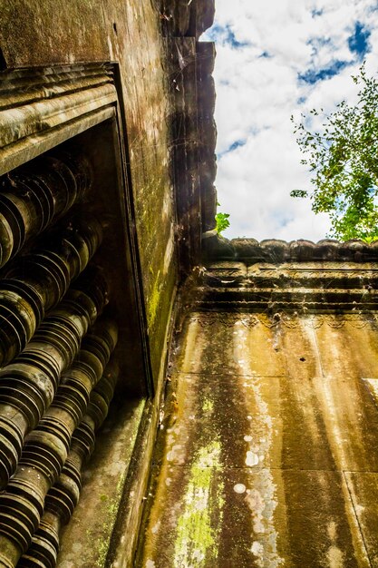 Фото Таинственное скальное окно в древнем кхмерском традиционном ангкор ват сием рип в камбодже
