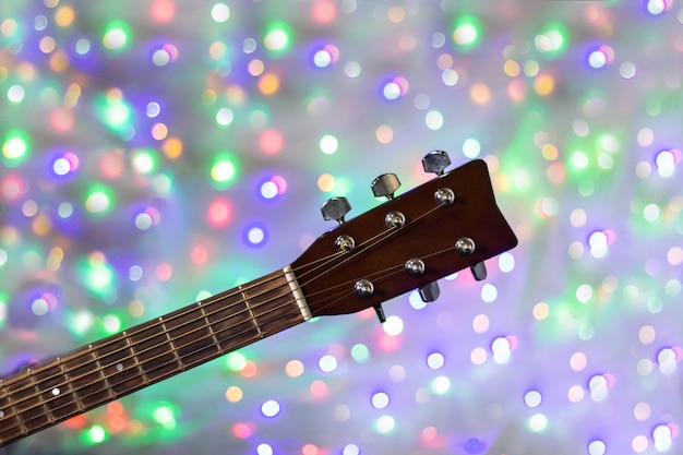 Шея акустической гитары на светлом фоне боке