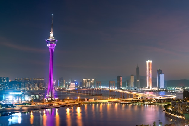 写真 マカオタワーコンベンションと中国の西湾大橋の夜景