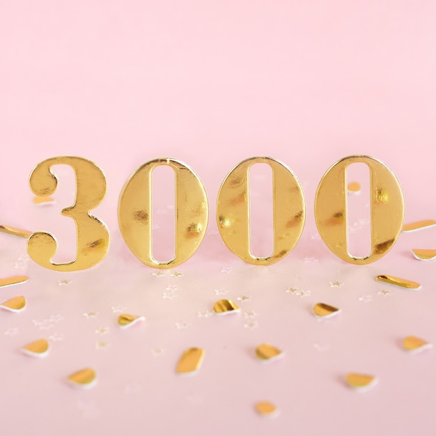 Фото Число 3000 в золотых знаменах номера и золотом конфетти