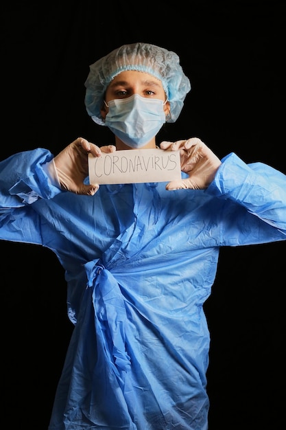 Фото Медсестра-врач держит открытую карточку с надписью «пандемия коронавируса covid19 2022».