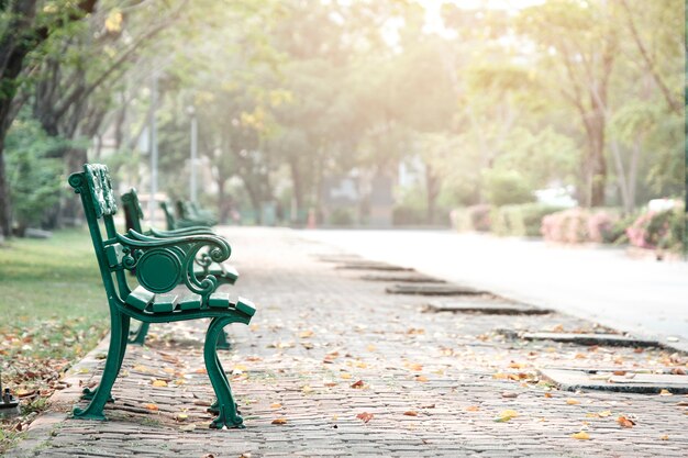 写真 古いベンチは公園の通路に沿って配置されています。