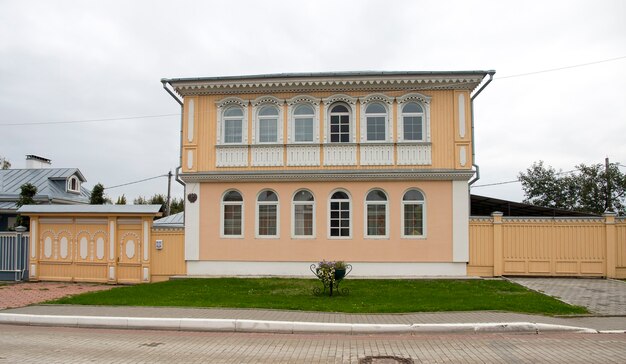 Старый русский желтый деревянный дом