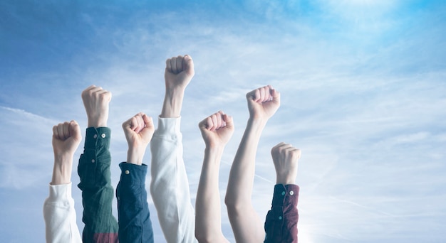 写真 平等への抗議の象徴として、手を上げた人々は空中で拳を握ります。フリーダム。