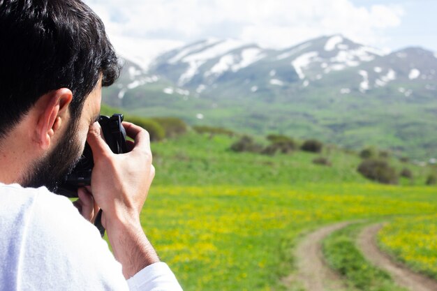 写真 写真家は旅行し、美しい風景を撮影します