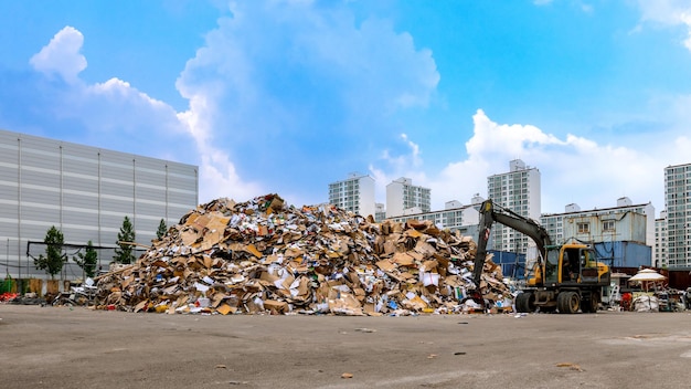 사진 쓰레기가 많은 도시에서 쓰레기 관리 장소 환경 문제 개념적