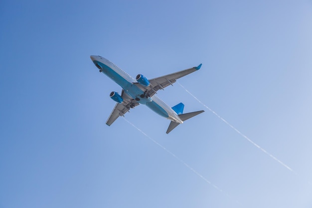 Самолет летит на фоне голубого неба, приземляется