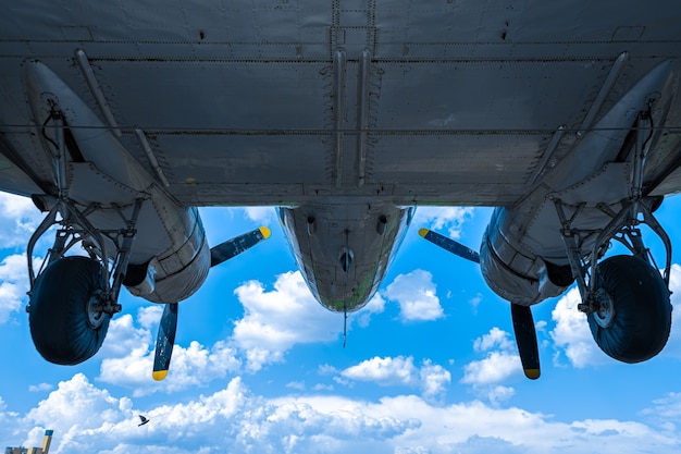 写真 飛行機はベルリンの航空機博物館の建物の正面から吊り下げられています。