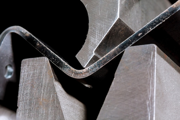 Фото Процесс гибки листового металла на гидравлическом гибочном станке. металлообрабатывающий завод.