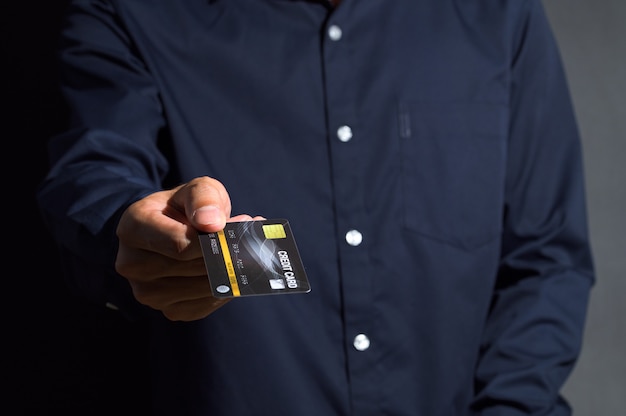 Фото Общественность использует черную кредитную карту