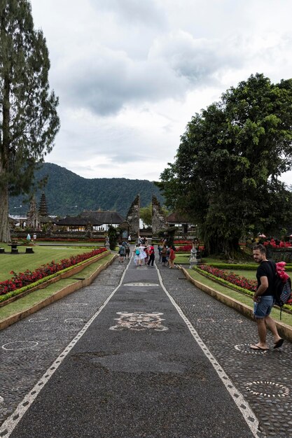 写真 プーラ・ウルン・ダヌ寺院 (pura ulun danu temple) はインドネシアのバリ島にあるヒンドゥー教の寺院です