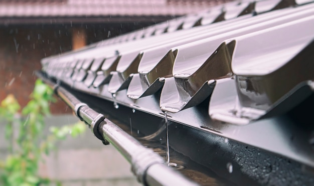 写真 金属屋根に降る雨