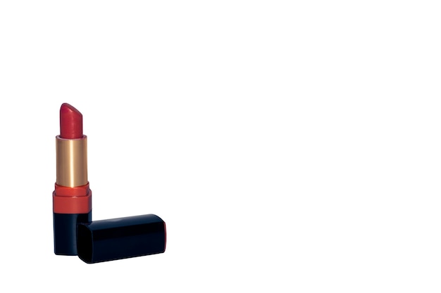 빨간 립스틱은 제품 사진 옆에 검은 뚜껑이 있는 흰색 배경에 격리되어 있습니다.