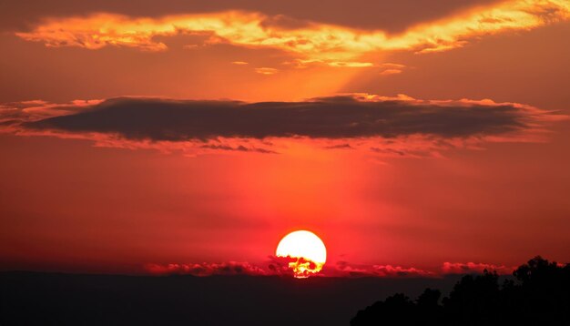 写真 沈みかけた赤い太陽