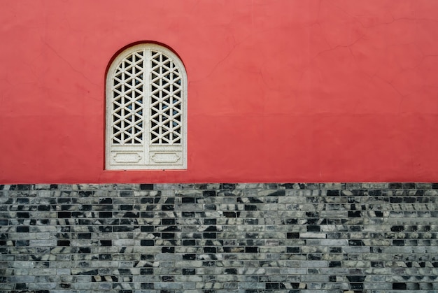 Фото Красные стены и окна храма