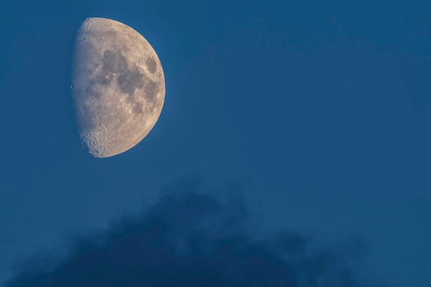 写真 柔らかい青い空と明るい雲の上の昇る月