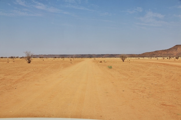 スーダンのサハラ砂漠の道