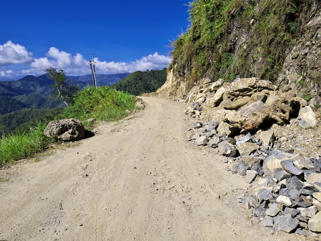 フィリピン、バンガーンの山の道