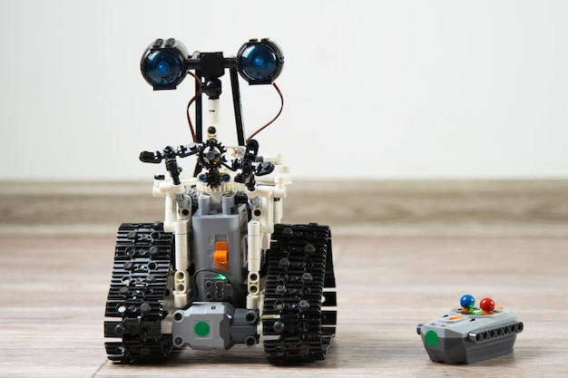 写真 コントロール パネル上の子供のデザイナーからのロボット diy 教育玩具 ラジコン ロボットが床に乗る 動作中のロボット コンストラクターからのロボット
