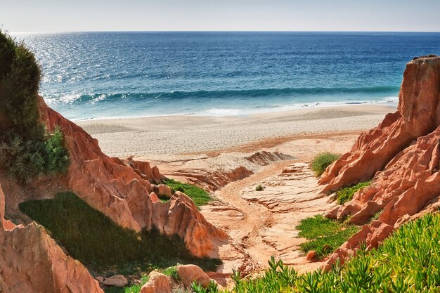 Фото Скалистый пляж на берегу португалии.