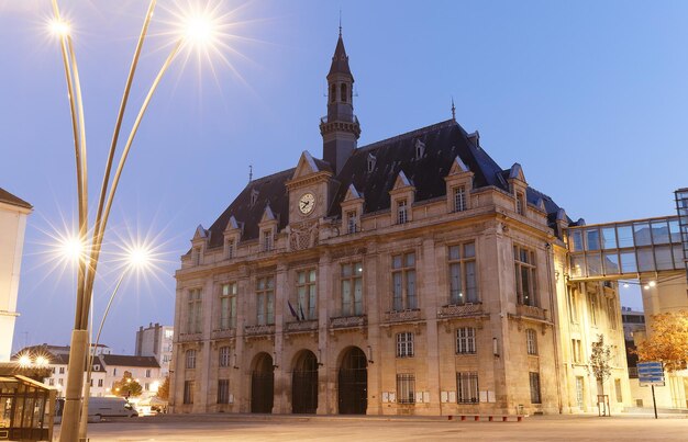 写真 夕方のサン ドニ市庁舎フランス