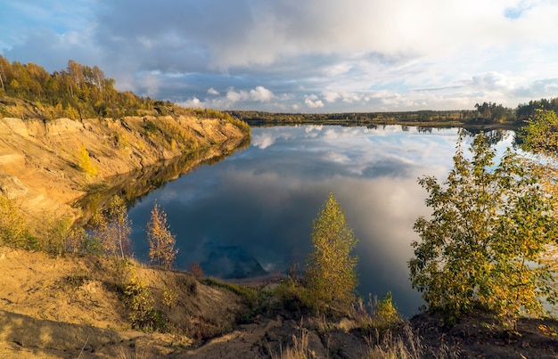 Фото Песчаный берег горного озера осенью. ленинградская область.