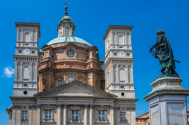 Santuario Regina Montis Regalis는 이탈리아 피에몬테 주 비코포르테에 위치한 기념비적인 교회입니다. 세계에서 가장 큰 타원형 큐폴라가 있는 것으로 유명합니다.