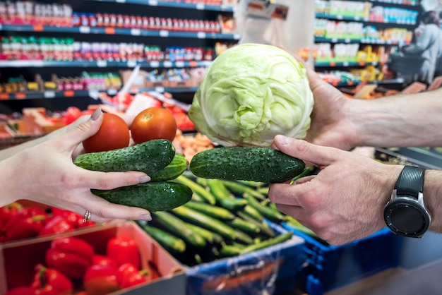 판매자는 상점의 구매자에게 야채를 제공합니다. 쇼핑의 개념과 건강한 라이프 스타일