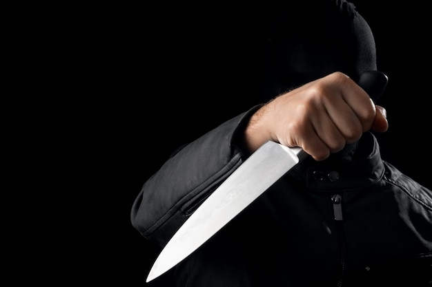 Фото Серийный убийца, маньяк с ножом и черным чуолком на голове